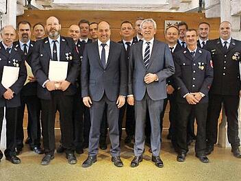 Für 40-jährigen und 25-jährigen aktiven Dienst wurden im Schlüsselfelder Bürgersaal diese Feuerwehrleute mit dem Ehrenzeichen in Gold und Silber ausgezeichnet. Im Bild mit KBR Bernhard Ziegmann (rechts), KBM Manfred Friedrich links, Bürgermeister Johannes Krapp und Landrat Hans Kalb (Mitte)  Fotos: Evi Seeger