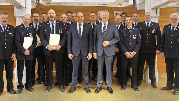 Für 40-jährigen und 25-jährigen aktiven Dienst wurden im Schlüsselfelder Bürgersaal diese Feuerwehrleute mit dem Ehrenzeichen in Gold und Silber ausgezeichnet. Im Bild mit KBR Bernhard Ziegmann (rechts), KBM Manfred Friedrich links, Bürgermeister Johannes Krapp und Landrat Hans Kalb (Mitte)  Fotos: Evi Seeger