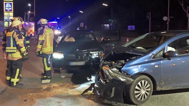An der Kreuzung &Auml;u&szlig;ere N&uuml;rnberger Stra&szlig;e/Hafenstra&szlig;e kollidierten zwei Fahrzeuge. Foto: Feuerwehr Forchheim