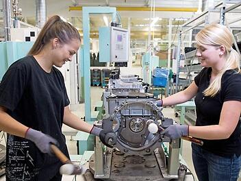 Nicht immer komfortabel, aber meist lukrativ: Ferienjobs in der Industrie sind bei Schülern und Studenten beliebt, aufgrund der Coronakrise aber selten.  Foto: Sebastian Kahnert, dpa