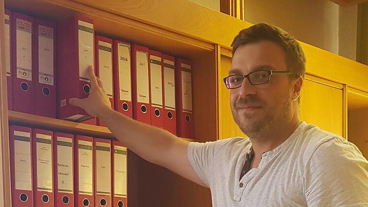 Stück für Stück arbeitet sich Steffen Kropp in die Akten ein.  Bei manchen Projekten der Marktgemeinde Rentweinsdorf kann der SPD-Bürgermeister bereits sichtbare Erfolge vorweisen.  Foto: Eckehard Kiesewetter