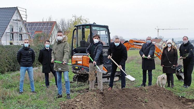 Das künftige Baugebiet "Kühtrieb II" schließt sich an die vorhandene Bebauung an. 37 Baugrundstücke sollen hier entstehen. Auf dem Bild sind (von links) Fabian Schmidt (Newo-Bau), Dritter Bürgermeister Markus Vogel, Joachim Karl (Wasserzweckverband), Bürgermeister Gerd Dallner, Robert Hammerand (KfB Reuth), Landrat Hans Kalb, Gemeinderätin Angela Nusser und Sven Post (Sparkasse Bamberg). Foto: Evi Seeger