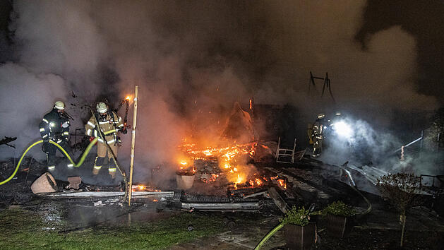 Nächtlicher Feuerwehreinsatz in Bamberg: Gartenhütten stehen in Flammen