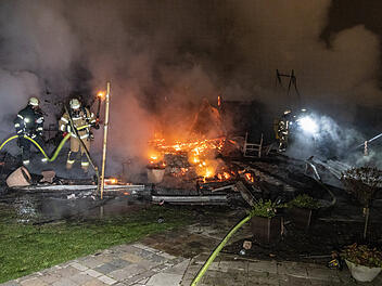 Nächtlicher Feuerwehreinsatz in Bamberg: Gartenhütten stehen in Flammen