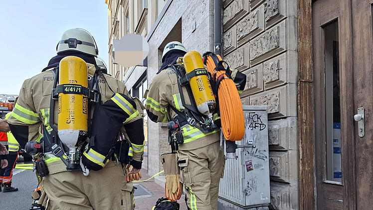 Bamberg: Frau entdeckt Flammen in Wohnung - Feuerwehr rückt mit Atemschutz an