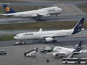 Jets von Boeing und Airbus am Flughafen Frankfurt am Main