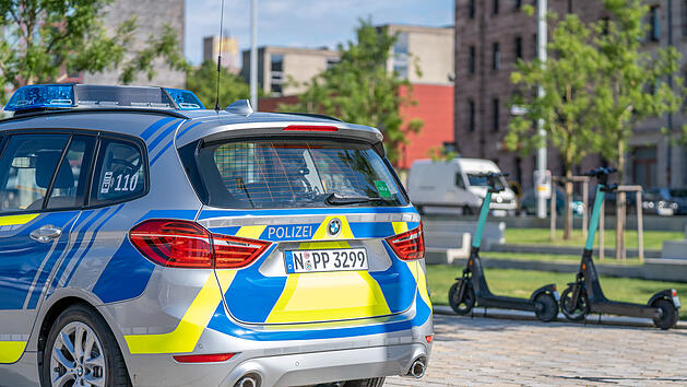 N&uuml;rnberg: Polizei erwischt f&uuml;nf betrunkene E-Scooter-Fahrer - und mahnt