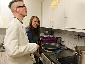 Einen bewundernden Blick erntet Christian Simon für seinen fliegenden Pfannkuchen. Fotos: Katharina Brehmer