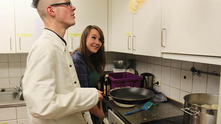 Einen bewundernden Blick erntet Christian Simon für seinen fliegenden Pfannkuchen. Fotos: Katharina Brehmer