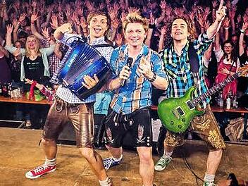 Die Dorfrocker (von links Markus, Tobias und Philipp) bei einem ihrer legendären Auftritte im Schwarzwald. Foto: Ralf Naumann