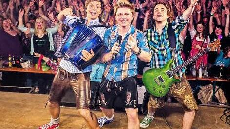 Die Dorfrocker (von links Markus, Tobias und Philipp) bei einem ihrer legendären Auftritte im Schwarzwald. Foto: Ralf Naumann