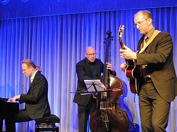 Das besondere Jazz-Konzert: Bernhard Pichl, Rudi Engel und Jörg Seidel (von links) bei Leise am Markt in Coburg.  Fotos: Carolin Herrman