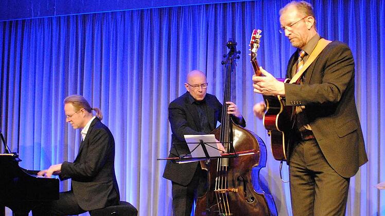 Das besondere Jazz-Konzert: Bernhard Pichl, Rudi Engel und Jörg Seidel (von links) bei Leise am Markt in Coburg.  Fotos: Carolin Herrman
