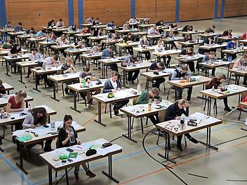 An der Mathe-Prüfung gestern in der Aischtalhalle kam keiner der 108 Höchstadter Abiturienten vorbei.  Fotos: Andreas Dorsch