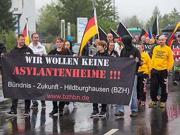 Demonstranten des islamkritischen Bündnisses Thügida marschieren am 17.08.2015 in Suhl in Richtung der Erstaufnahmeeinrichtung. Foto: Michael Reichel/dpa