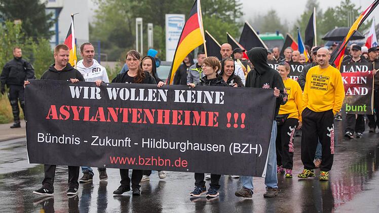 Demonstranten des islamkritischen Bündnisses Thügida marschieren am 17.08.2015 in Suhl in Richtung der Erstaufnahmeeinrichtung. Foto: Michael Reichel/dpa