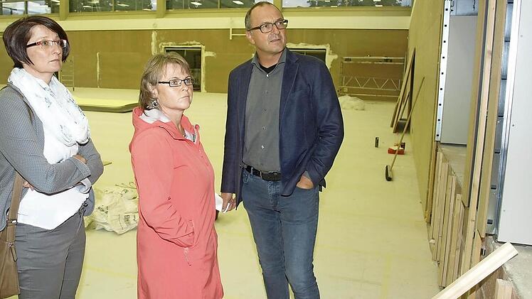 Architekt Johannes Messerschmitt erläutert den Gemeinderätinnen Ulrike Breuter (links) und Karin Haut den aktuellen Stand der Arbeiten in der Wilhelm-Hegler-Halle.