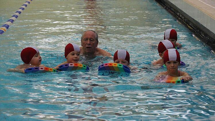 Schwimmkurs im Hallenbad Foto: Benedikt Borst