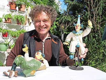Die Clowns symbolisieren für den Alterspsychologen Dieter Hofmann die Stadien der Dement: Anfangs versucht man noch auszubalancieren, hat Angst vorm Hinfallen, später kann man das Leben gelassen sehen. Foto: Christiane Lehmann