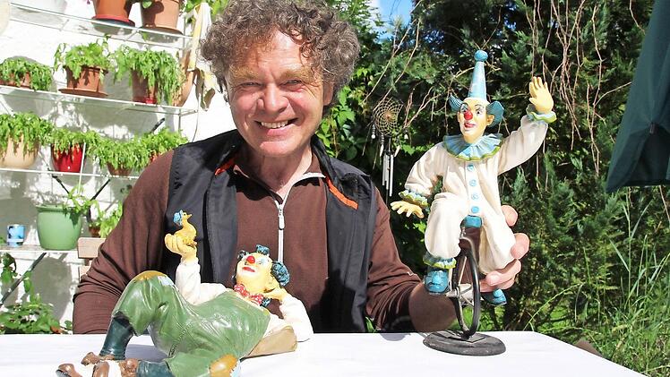 Die Clowns symbolisieren für den Alterspsychologen Dieter Hofmann die Stadien der Dement: Anfangs versucht man noch auszubalancieren, hat Angst vorm Hinfallen, später kann man das Leben gelassen sehen. Foto: Christiane Lehmann