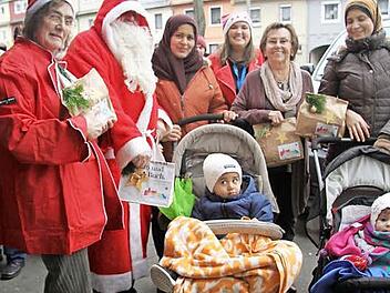 Für die Kunden der Tafel gab es am gestrigen Nikolaustag eine extra Überraschung. Foto: Sonny Adam