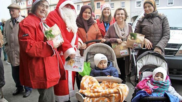 Für die Kunden der Tafel gab es am gestrigen Nikolaustag eine extra Überraschung. Foto: Sonny Adam