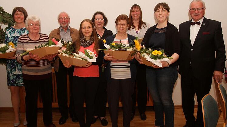 30, 40 oder gar 50 Jahren dienen diese Frauen und Männer der Kirchengemeinde schon ehrenamtlich und wurden dafür ausgezeichnet; rechts Pfarrer Volkmar Gregori.
