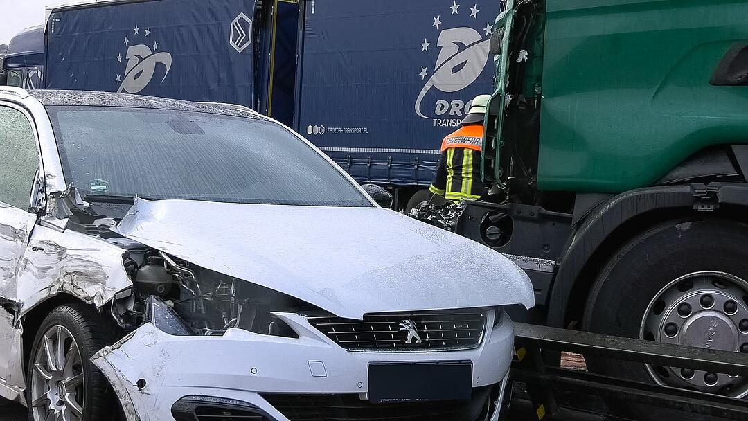 Lkw durchbricht auf A3 Leitplanke und kollidiert mit Gegenverkehr