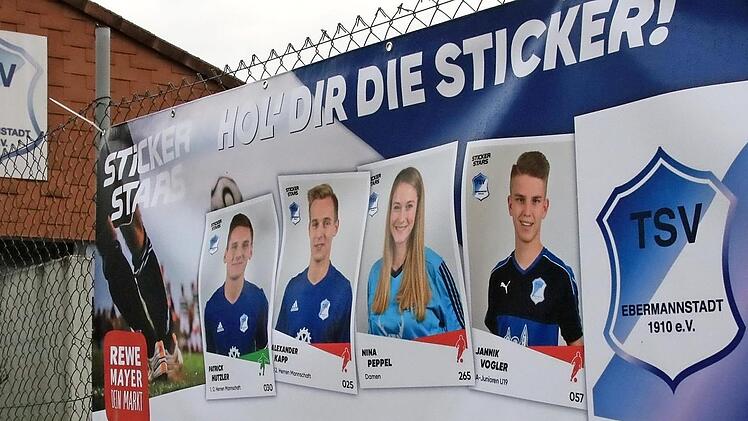 Vor dem Vereinsheim wird bereits für die Sticker-Stars des TSV Ebermannstadt geworben.  Foto: Josef Hofbauer