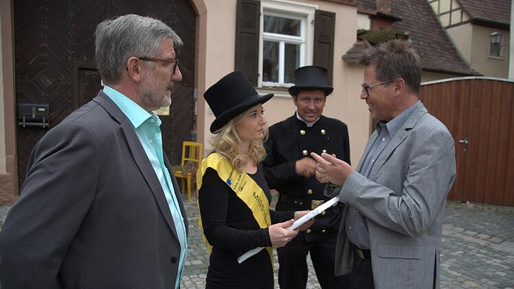 Zur Botschafterin des Coburger Landes ernannte Landrat Michael Busch "Miss Handwerk 2018" Ramona Brehm, sehr zur Freude ihres Chefs Marcel Beland und Regionalmanager Stefan Hinterleitner (von links). Foto: Bettina Knauth