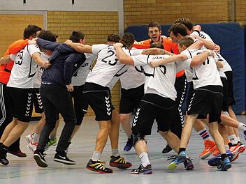 Der Jubel &uuml;ber den Sieg beim TSV Weitramsdorf kannte bei den Lichtenfelsern keine Grenzen. Jubelnd tanzten sie in der Rodacher Bayernhalle unter dem Beifall ihrer vielen Fans.  Foto: Heike G&uuml;nther