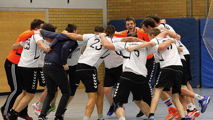Der Jubel &uuml;ber den Sieg beim TSV Weitramsdorf kannte bei den Lichtenfelsern keine Grenzen. Jubelnd tanzten sie in der Rodacher Bayernhalle unter dem Beifall ihrer vielen Fans.  Foto: Heike G&uuml;nther