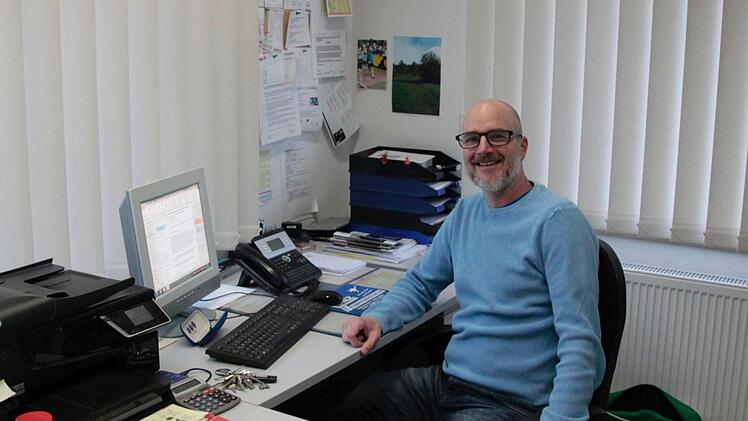 Thilo Schmitt an seinem Schreibtisch im Hilfe- und Beratungszentrum in Forchheim-Nord. Foto: Jennifer Opel