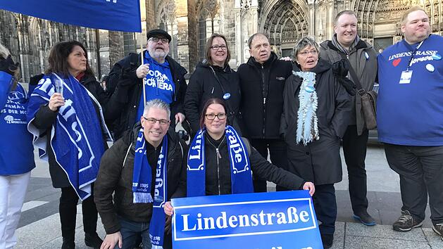 Marco Weber (vorne links) mit Fans und Schauspielern bei der Demo in Köln. Foto: Marco Weber