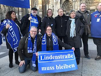 Marco Weber (vorne links) mit Fans und Schauspielern bei der Demo in K&ouml;ln. Foto: Marco Weber