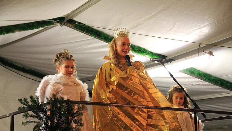 Der Vergangenheit angehören soll diese Bühne der letzten Jahre auf dem Höchstadter Marktplatz. Sie war nicht nur viel zu niedrig, sondern verstrahlte mit ihren Neonröhren nicht gerade den fürs Christkind gewünschten weihnachtlichen Glanz.  Foto: Andreas Dorsch (Archiv)