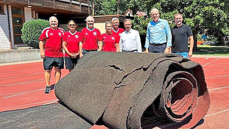Machen den Weg frei f&uuml;r die neue Kunststoffbahn (v.l.): Manfred Schmidt, Ulrike Schlichte, Lothar Babler, Eva Pichler, J&uuml;rgen Bauer, Alexander Tritthart, German Hacker und Lukas Lockl.Gerd Ankermann