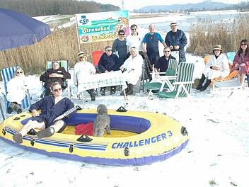Noch liegt weißer Schnee am Goldbergsee. Bei ihrer "Beachparty" stellten sich die Mitglieder der CSB einfach vor, es sei schon weißer Sand.  Foto: Edwin Meißinger