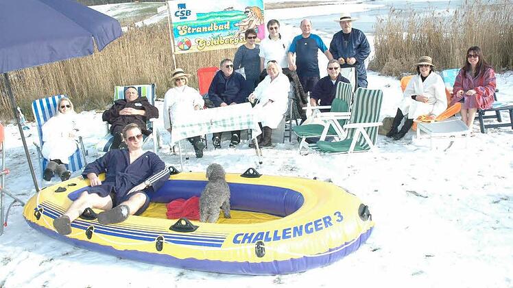 Noch liegt weißer Schnee am Goldbergsee. Bei ihrer "Beachparty" stellten sich die Mitglieder der CSB einfach vor, es sei schon weißer Sand.  Foto: Edwin Meißinger