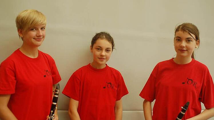 Fiona Maar, Lisa Umhöfer und Johanna Malkusch spielen seit fünf Jahren Klarinette und geben ihr Wissen an die Grundschüler aus Rödental weiter. Foto: Sophie Arnold
