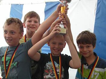 Michael Gutbrod, David Müller, Robin Beetz und Tarek Becic jubeln über den gewonnenen Pokal bei der U12-Mannschaftsmeisterschaft des Schachkreises CNLK. Foto: Hans Neuberg