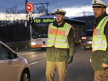 Mit der Kelle winkten die Polizisten Autofahrer auf der B 26 an den Straßenrand, um sie zu kontrollieren. Foto: Barbara Herbst