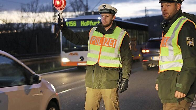 Mit der Kelle winkten die Polizisten Autofahrer auf der B 26 an den Straßenrand, um sie zu kontrollieren. Foto: Barbara Herbst
