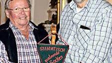 Siggi Konrad &uuml;bergab den Wimpel des Wandererstammtisches "Qualmende Socken" an Hans Peter Marx (rechts).  Foto: Dieter Radziej