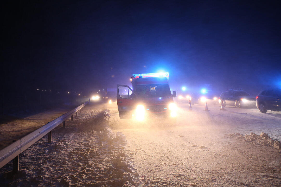 Lkw prallt auf A9 in Unfallstelle