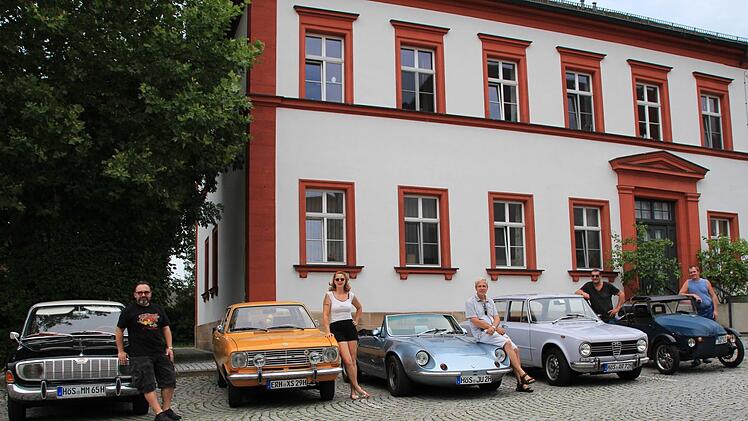 Olli Häusler, Tiffany Geier, Jens Harder, Harald Hoffmann und Uwe Götz (von links) vor ihren Oldtimern. Foto: Andreas Dorsch