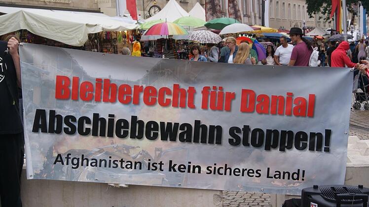 Bei einer Mahnwache wurde gegen die Abschiebung von Danial M. nach Afghanistan protestiert. Foto: Initiative "Ausbildung statt Abschiebung"