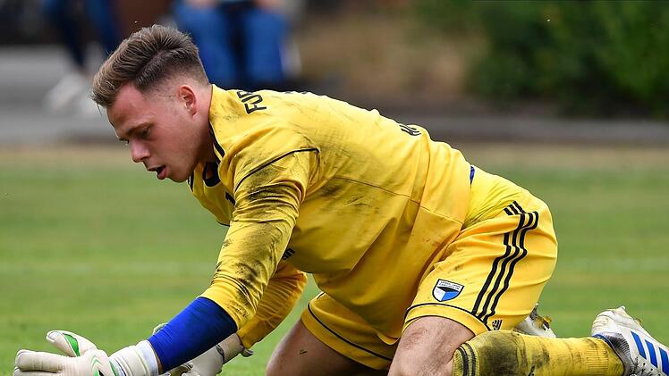 Was sucht Axel Hofmann? Seine Form jedenfalls nicht. Der Keeper von Jahn Forchheim kassierte in fünf Partien der Fußball-Landesliga Nordost nur drei Gegentore. Zink