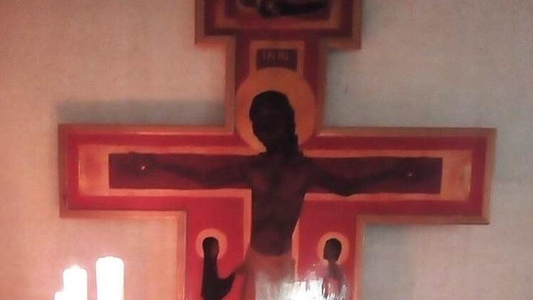 Eine Besonderheit, die es nicht in jedem Gotteshaus gibt, findet der Besucher in der Dreieinigkeitskirche in Zeitlofs. Dort wurde zum individuellen Gebet eine eindrucksvolle Taizé-Nische eingerichtet. Foto: Barbara Weichert