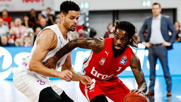 Brose-Neuzugang Dominic Lockhart (links) verteidigt im G&ouml;ttinger Trikot  im Bundesligaspiel in Bamberg am 3. November 2019 gegen Paris Lee. Foto: Daniel L&ouml;b